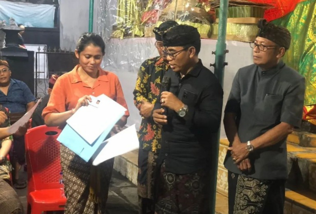 Program Smartvillage, Kegiatan Penyerahan Kartu Keluarga dan Akta Kematian Baru di Banjar Kung, Desa Dalung